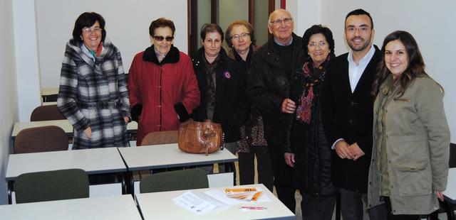 El alcalde y la concejala de Servicios Sociales, con miembros de la entidad San Vicente de Pal
