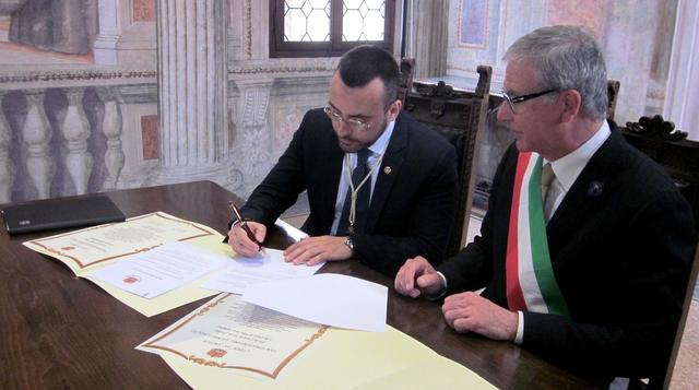 Firma del pacto de hermanamiento con Sacile