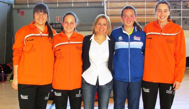 Silvia Gmez felicita a las jugadoras del Vila-real Bsquet Club