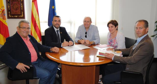Vila-real firma un convenio de 30.000 euros con la Fundacin Tots Units para ayudar a la insercin laboral de personas desempleadas 