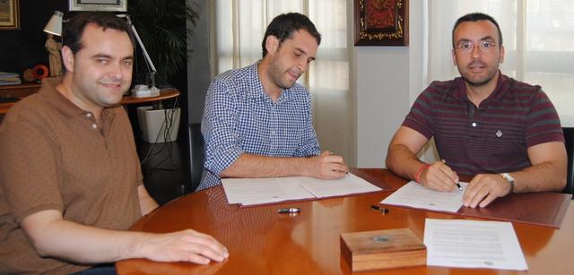 L'alcalde i el regidor de Joventut han signat l'acord amb el representant de Joventut Antoniana