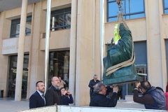Colocacin de la rplica de la estatua de Jaume I en la plaza Mayor_1
