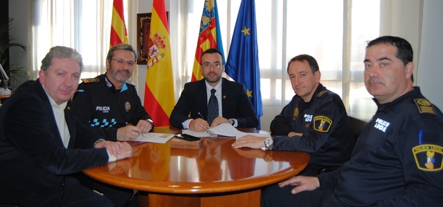Signatura del conveni amb la Policia Local de Puente Genil