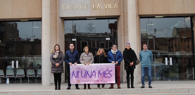 Minut de silenci pels assassinats de dones a Valncia i Gandia