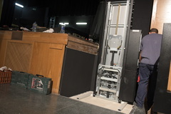 Instalacin de un elevador en el escenario del auditorio