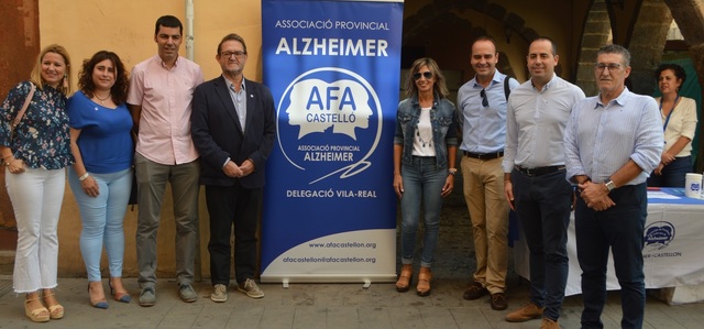 Los concejales han acompaado a la asociacin de familiares de enfermos de Alzheimer en la mesa informativa
