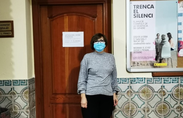 La concejala de Igualdad, Rosario Royo, con el cartel de la campaa Rompe el silencio