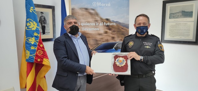 El comisario principal jefe de la Polica Local y Juan Antonio Endrino, del concesionario Volkswagen-Audi-Marz de Vila-real