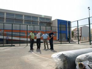 Col�loquen els tancaments met�l�lics de les dues noves pistes de p�del en el pavell� Zona Nord