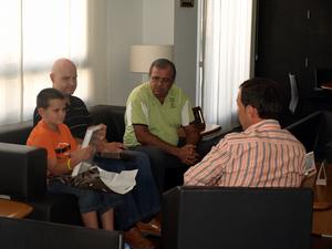 L'alcalde Juan Jos� Rubert rep dos campions d'Europa de futbol per a diab�tics