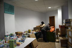 Recogida de ayuda humanitaria para Ucrania en la asociacin del Hospital