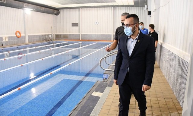Imatge d'arxiu de la visita de l'alcalde a la piscina Aigua-salut