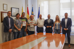 L'alcalde i portaveus de grups municipals amb representants de la plataforma pel blindatge de les pensions