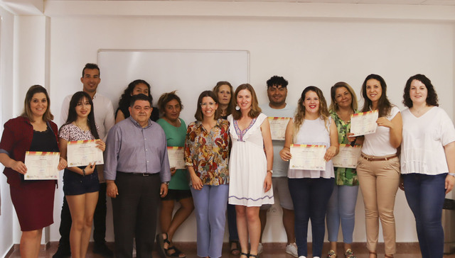 Normalizacin Lingstica libra los diplomas a los participantes en los cursos de valenciano para la poblacin adulta