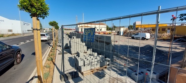 Construccin del muro de seguridad en la subestacin elctrica de la carretera de Onda