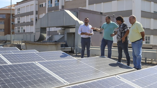 El alcalde visita los nuevos paneles solares en el colegio Cervantes