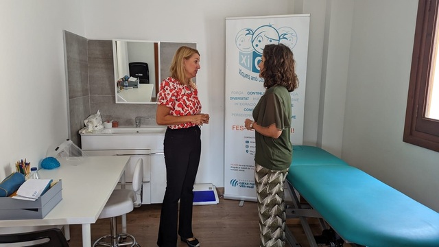 Silvia Gmez y Sonia Snchez visitan el servicio de terapias de XiCaEs