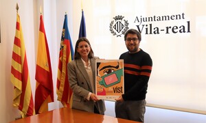 La regidora Noelia Sambls i el director de VIST, Sergi Tellols, presenten el cartell del festival