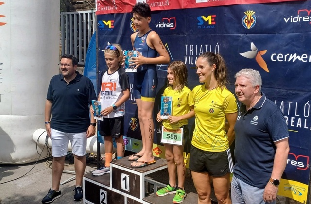 Jvenes deportistas compiten en el VII Acuatln Escolar del Club Triatl Vila-real