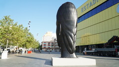 Escultures de Jaume Plensa a la plaa de l'Estadi de la Cermica