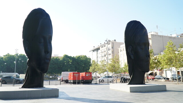 Esculturas de 'Silvia' y 'Mara' en la plaza del Estadio de la Cermica