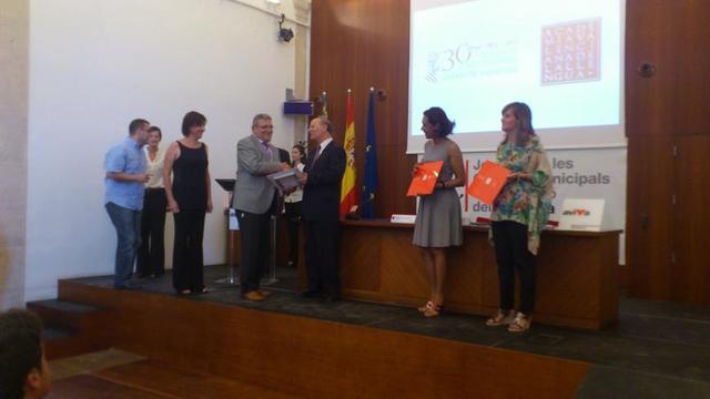 El regidor rep la placa de mans del president de l'Acadmia Valenciana de la Llengua