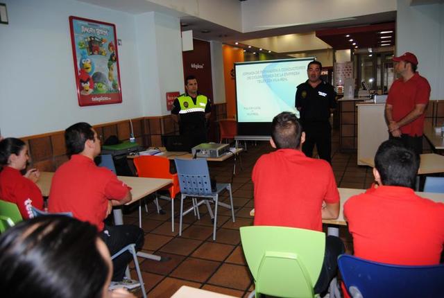 La Policia Local imparteix un curs d'educaci vial als treballadors de Telepizza