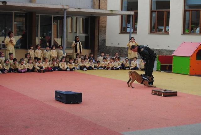La Unidad Canina de la Polica Local visita el colegio Cervantes