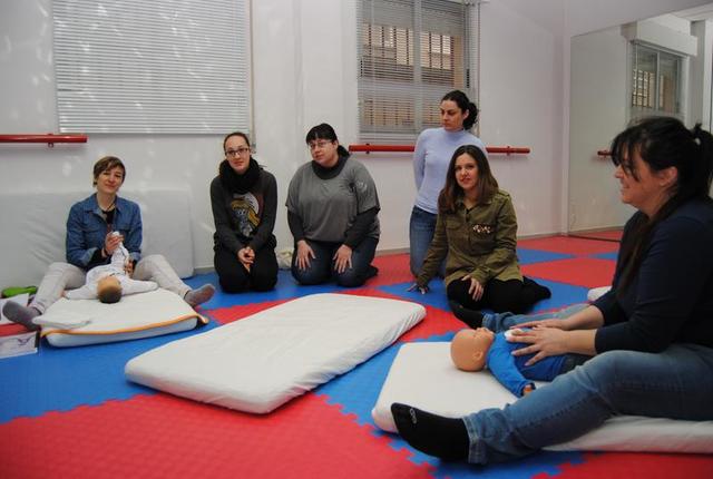 La Dona celebra una taller de masaje infantil