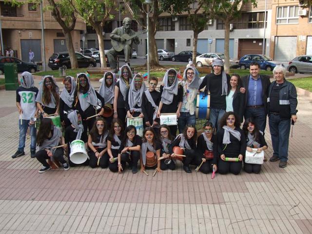 Una batucada en la plaza de l'Alguer da inicio a la segunda edicin del Assaltabarris