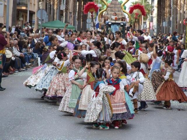 La Cabalgata de fiestas cumple 50 ediciones de la mano de las pe�as y el humor