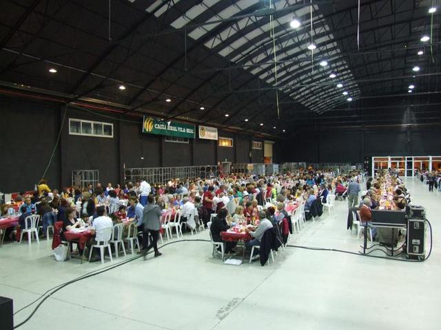 Ms de 1.400 vecinos viven la fiesta en la segunda cena de hermandad