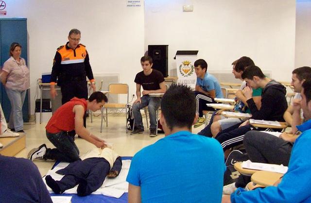 Clases de primeros auxilios en el IES Miralcamp