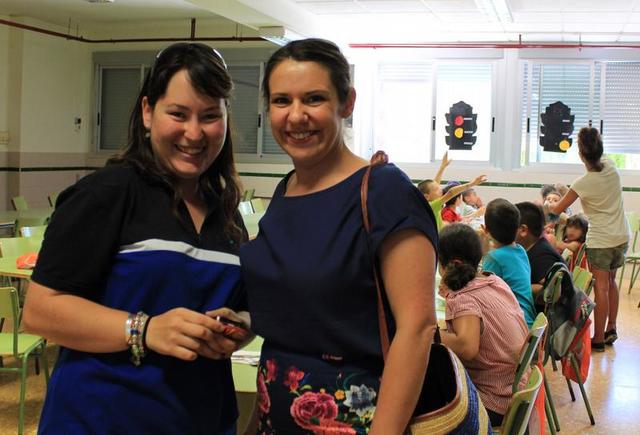 La regidora de Serveis Socials visita el menjador de l'Aplec d'estiu