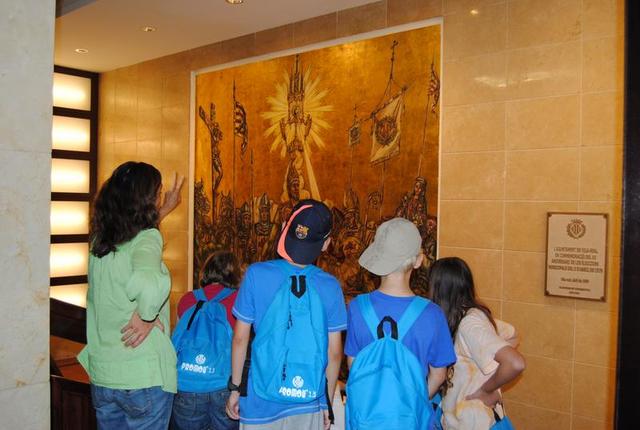 Els xiquets i xiquets del programa Promou visiten l'Ajuntament de Vila-real
