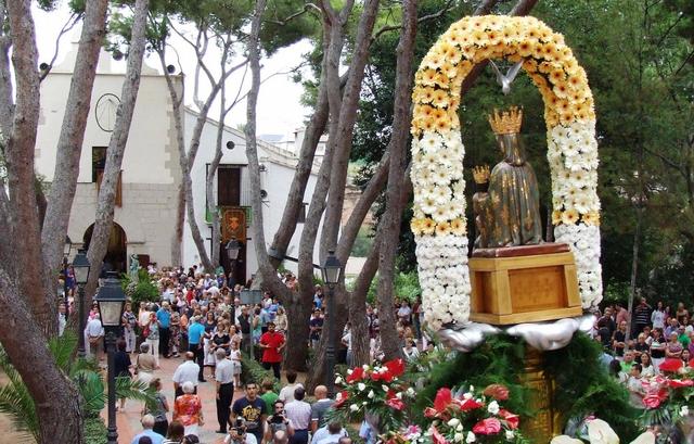 El retorno de la Virgen de Gracia a su ermita despide las fiestas