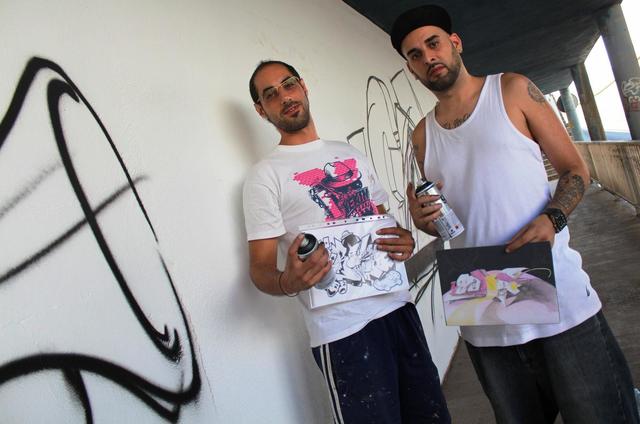 Los ganadores del proyecto Esprai pintan sus graffiti