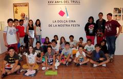Visita d'escolars de l'Angelina Abad a l'exposici 'XXV anys del Trull'