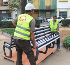 Trabajos de colocacin de los bancos de cermica en el jardn de San Pascual