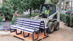 Treballs de collocaci dels bancs de cermica al jard de Sant Pasqual_1