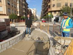 El concejal Emilio M. Obiol visita las obras de la rotonda de la avenida del Cedre