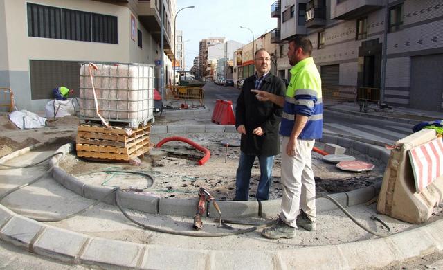 El concejal Emilio M. Obiol visita las obras de la rotonda de la avenida Constitucin_1