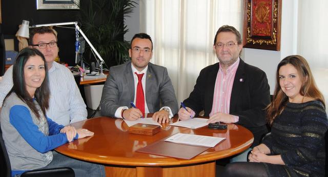 L'alcalde i el president d'AFA Castell firmen el conveni de 2013