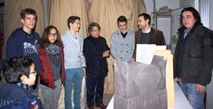 El concejal Xavi Ochando y los autores de la estatua en homenaje a los Reyes Magos_1