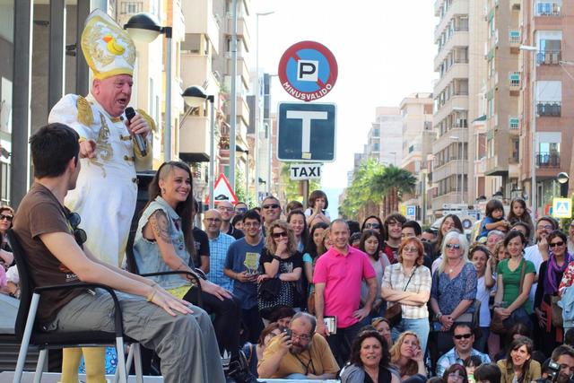 Leo Bassi presenta la seua 'esglsia patlica' davant un pblic entregat en el FITCarrer Vila-real