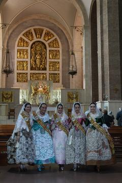 La reina y damas 2014 llevan huevos a Santa Clara