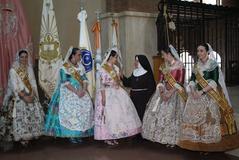 La reina y damas 2014 llevan huevos a Santa Clara_1