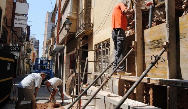 Restituci de muralla medieval al carrer de la Cova Santa