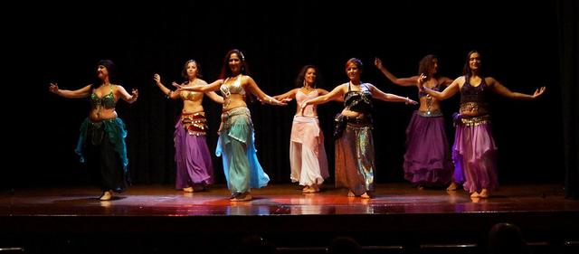 Apertura de la programacin de la Dona. Danza oriental
