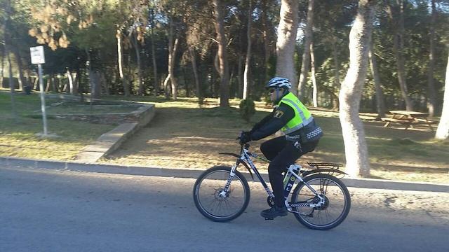 Patrulla amb bicicleta elctrica